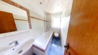 Verkauft - charmant und ausbaufähig - Reihenmittelhaus im Ursprungszustand - Badezimmer