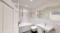 Vermietet - Charmant im Innenhof - Altbauschmuckkästchen - ideal für Singles - Blick ins Badezimmer
