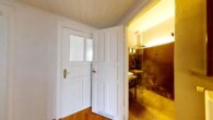 VORANKÜNDIGUNG Lehel - charmanter Altbau mit Patina - Blick ins Badezimmer