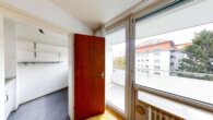 Verkauft - Gelegenheit in Neuhausen – Apartment mit Renovierungsbedarf und optimalen Vermietungspotential - Blick_Küche-Balkon